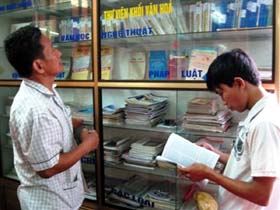 Thư viện huyện Lạc Sơn thường xuyên luân chuyển sách xuống cơ sở, đáp ứng nhu cầu tra cứu thông tin của người dân.